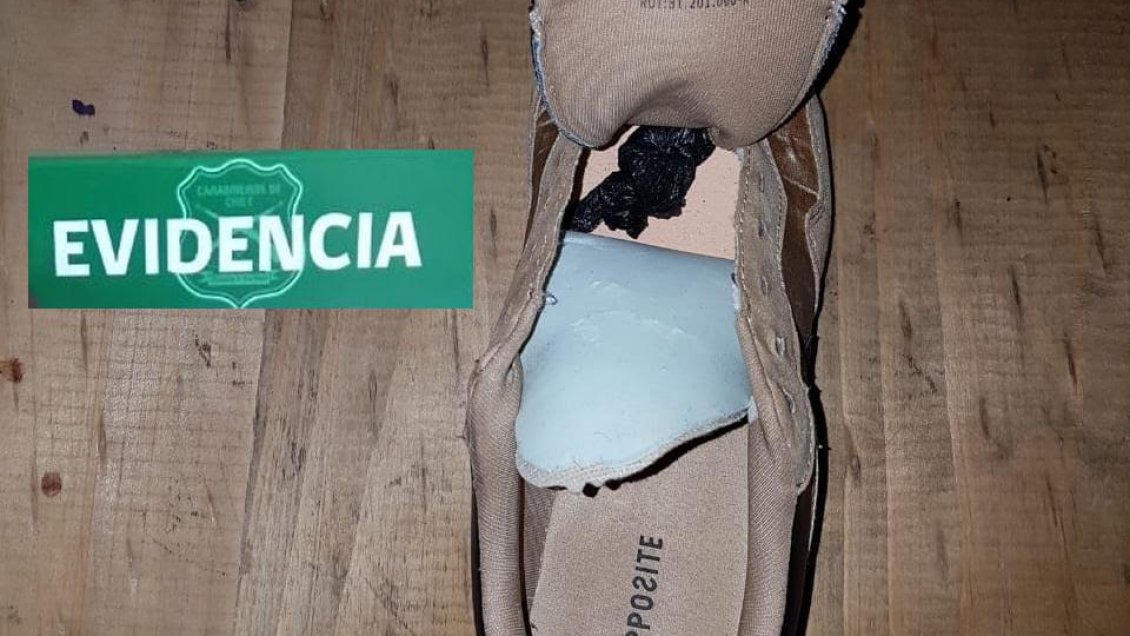 Joven que visitaba a su pololo en la cárcel fue sorprendida con droga oculta en sus zapatillas