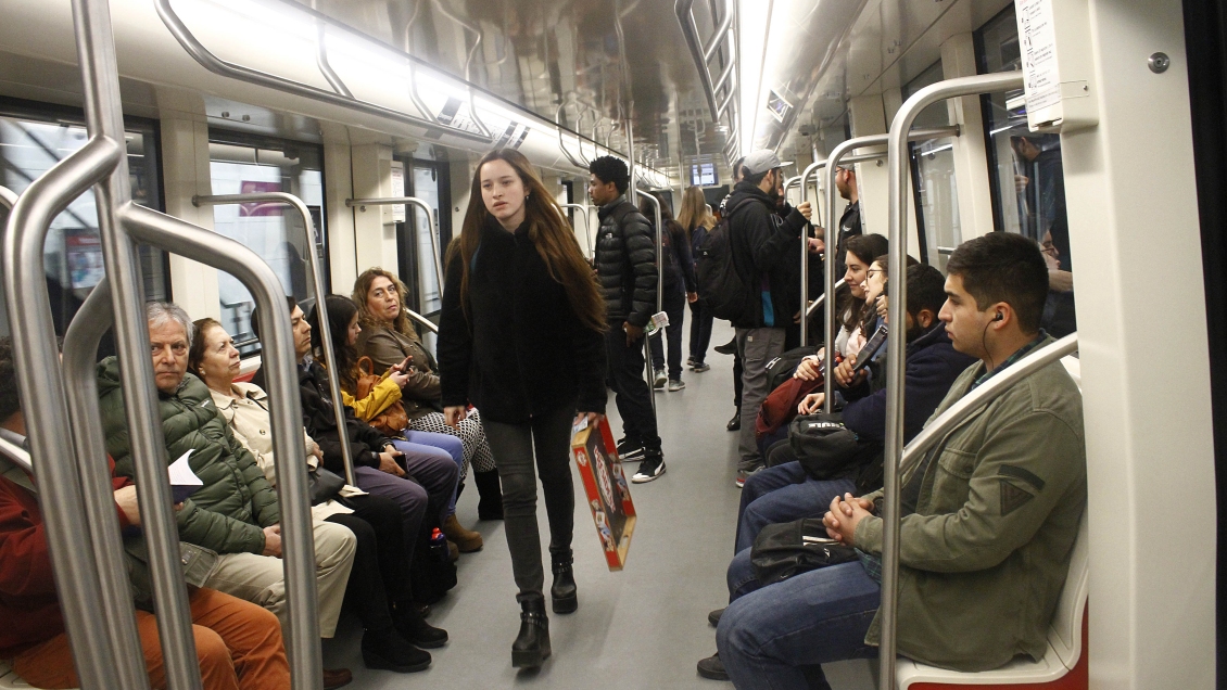 Las propuestas para enfrentar el acoso sexual en el Metro de Santiago