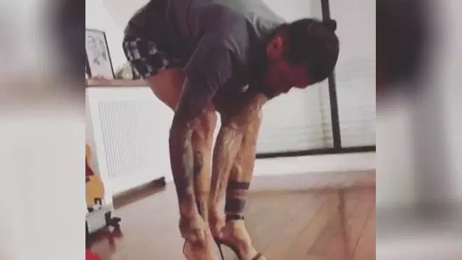 Daniel Alves desfiló en tacos para su esposa modelo