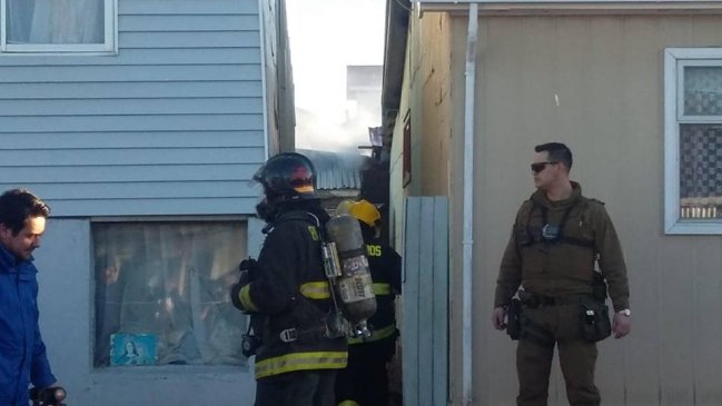 Punta Arenas: Vecinos rescataron a hombre de 90 años en el incendio de su casa