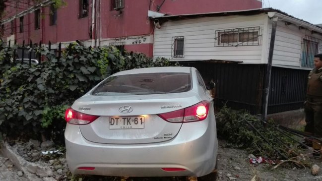 Persecución tras portonazo terminó con auto incrustado en el muro de una casa