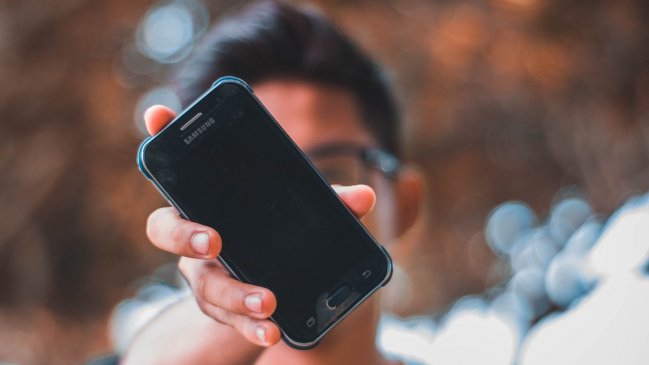 Chilenos revelaron cuánto usan su smartphone al día y a qué edad tuvieron su primer teléfono