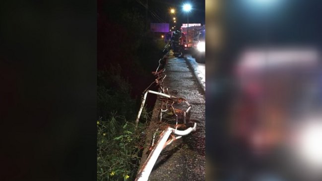 Camioneta cayó desde un puente en Villarrica: Un herido grave