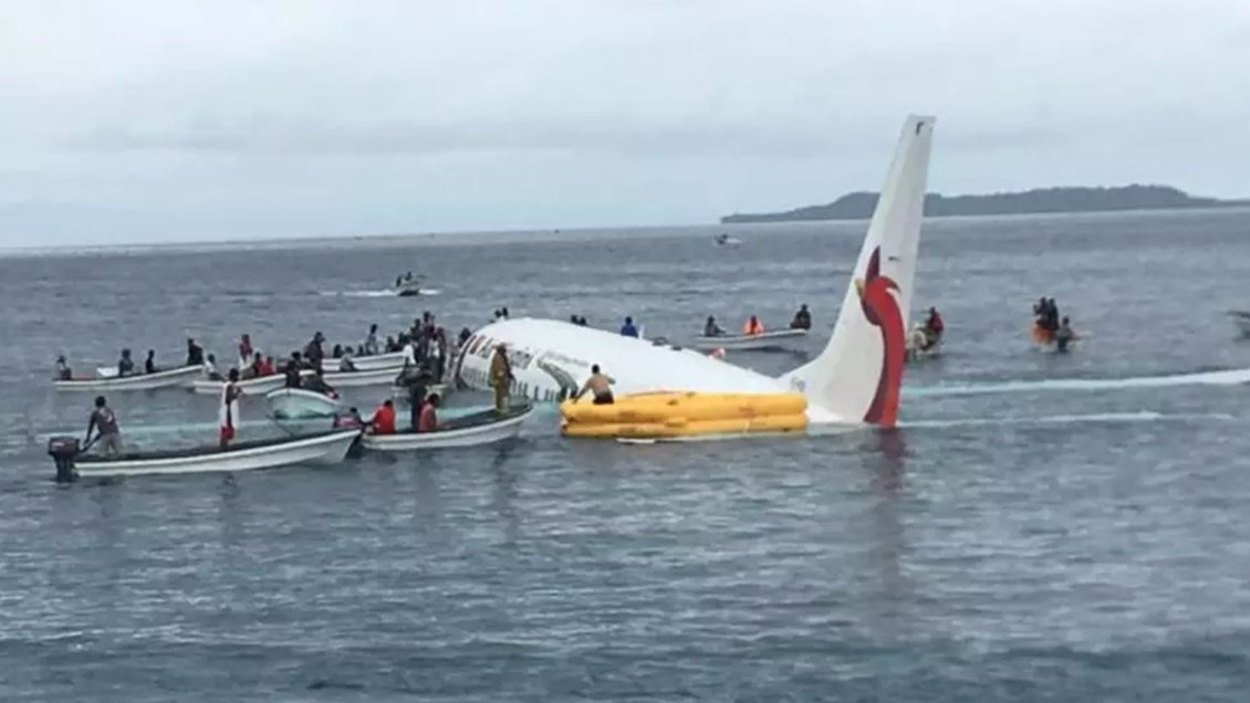 Avión se saltó la pista y se hundió en Micronesia