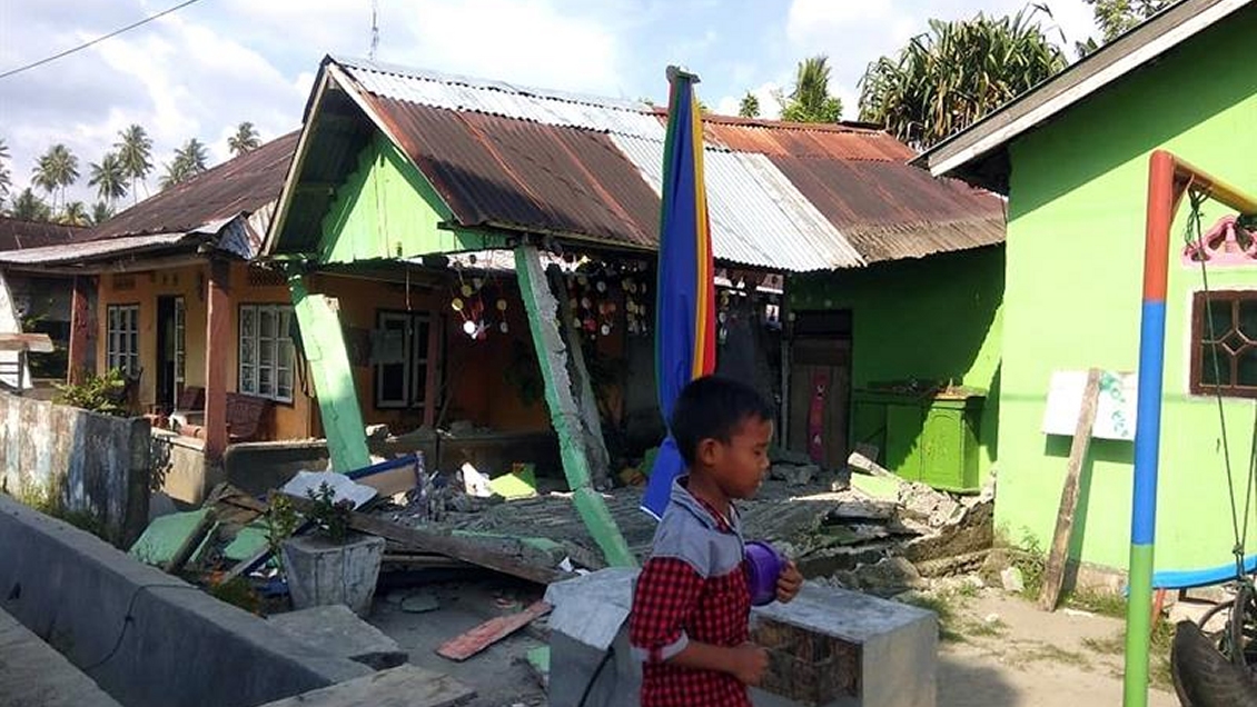 Al menos 30 muertos deja el terremoto y tsunami en Indonesia