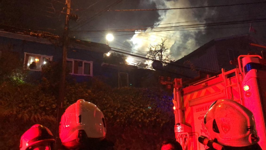 Incendio destruyó dos viviendas en ladera de un cerro en Puerto Montt