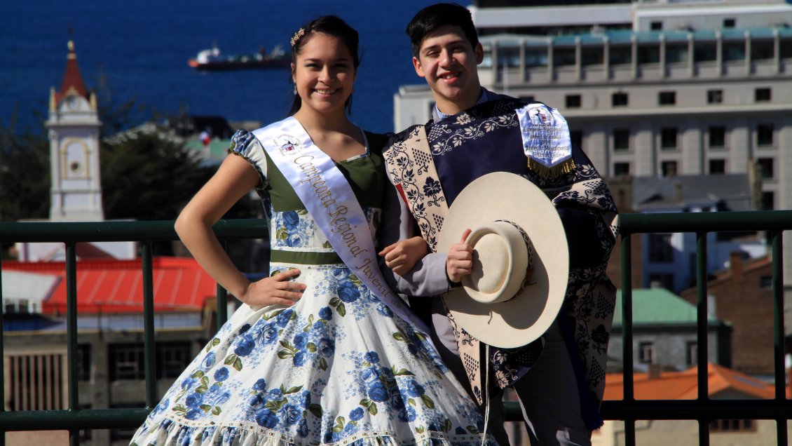 Jóvenes cuequeros de todo el país llegan a Magallanes para campeonato nacional