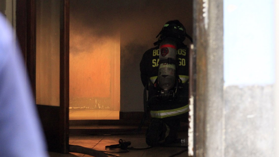 Un adulto mayor quedó en riesgo vital tras incendio en su vivienda en Maipú