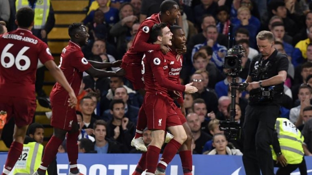 Daniel Sturridge salvó el empate para Liverpool en su visita a Chelsea