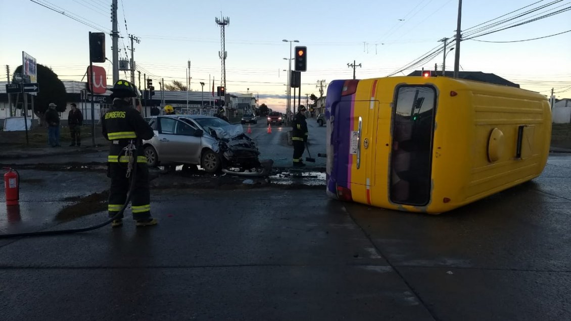 Colisión terminó con tres lesionados y derrame de combustible en Punta Arenas