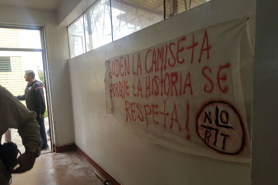 Hinchas de Universitario amenazan a Nicolás Córdova