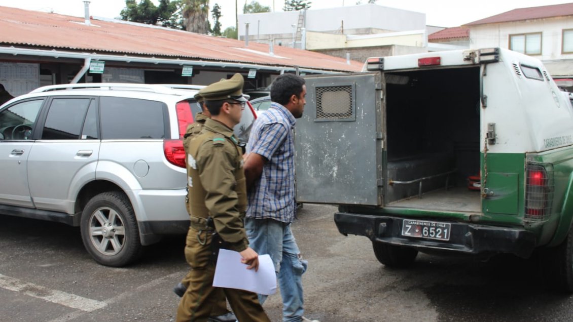 Detienen a sujeto que entró a robar con un hacha a un servicentro