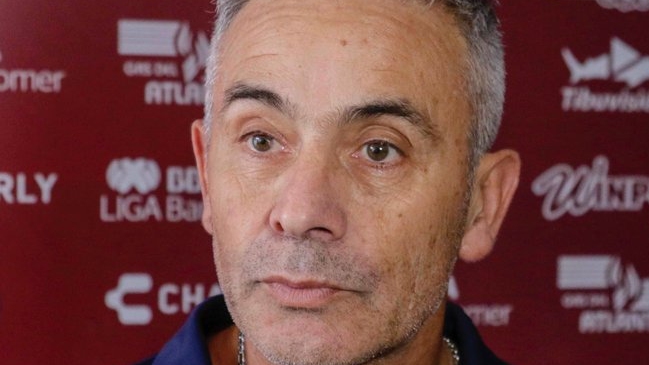 Juvenal Olmos se molestó por el interés de Boca Juniors en el arquero Pedro Gallese