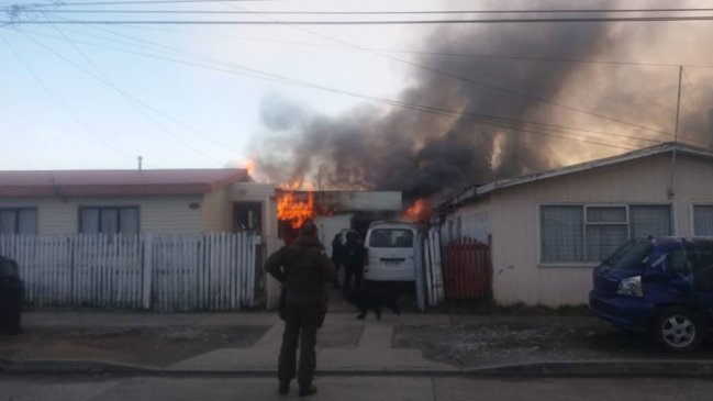 Punta Arenas: Fuego arrasó vivienda en la Población 18 de Septiembre