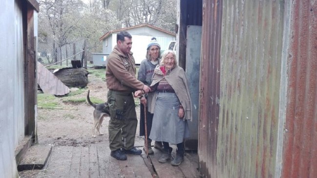 La noble acción de Carabineros con anciana de 103 años y su hija de 83: Hasta les cortaron leña