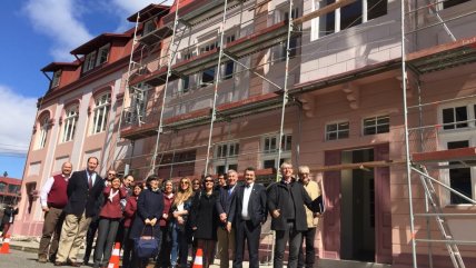   La restaurada fachada de la casa central de la Universidad Austral 