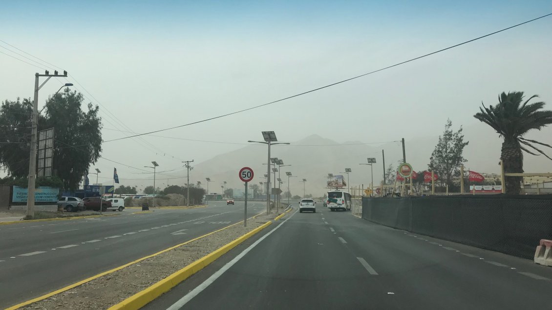 Fuerte viento levantó una inusual polvareda en Copiapó