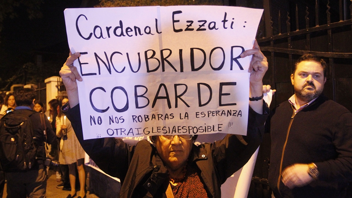 Víctimas protestan contra Ezzati: Que nuestras pesadillas te sigan a donde vayas