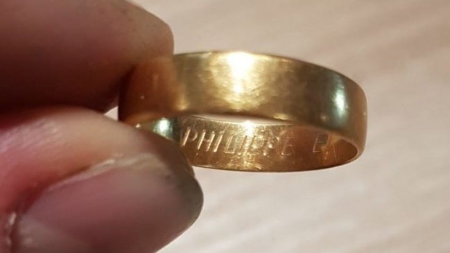 Francés recuperó anillo de bodas perdido hace 14 años en una playa