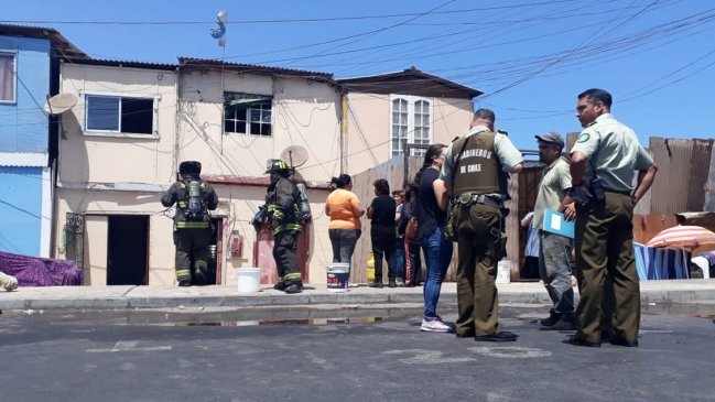 Iquique: Bomberos evitó propagación de incendio en zona de casas pareadas