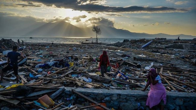 Elevan a 1.571 cifra de muertos en terremoto y tsunami de Indonesia