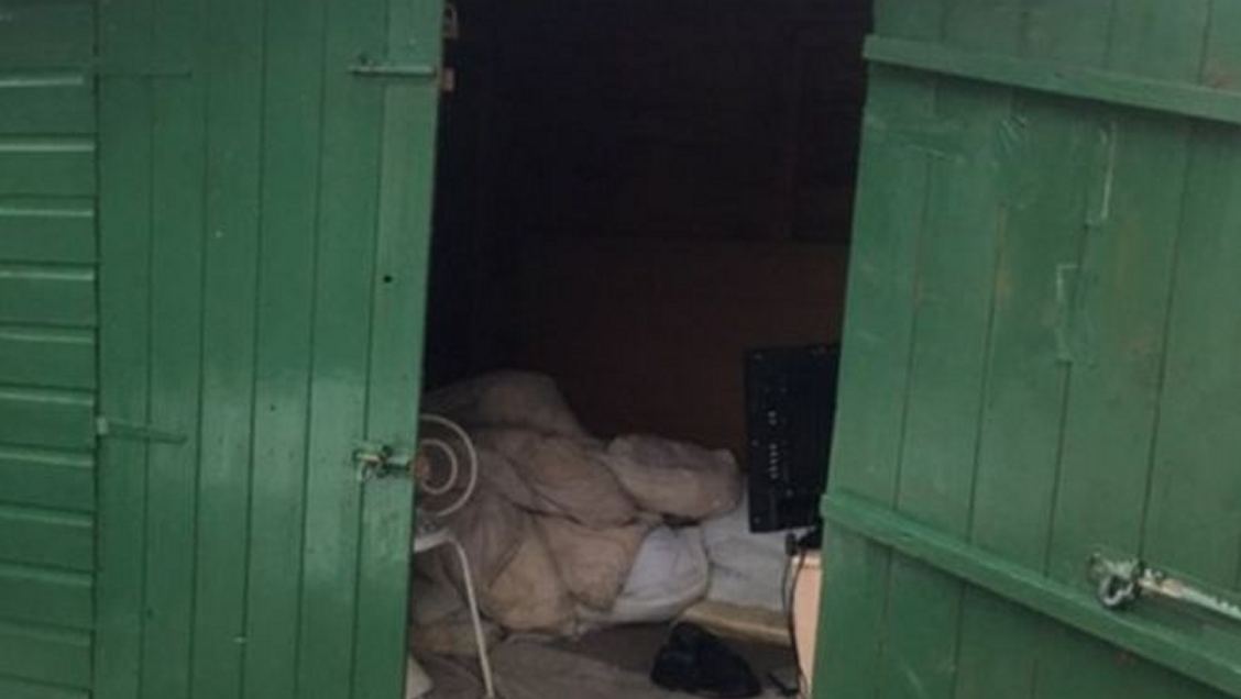 Rescatan a hombre que vivía hace 40 años en una caseta: Se investiga una presunta esclavitud