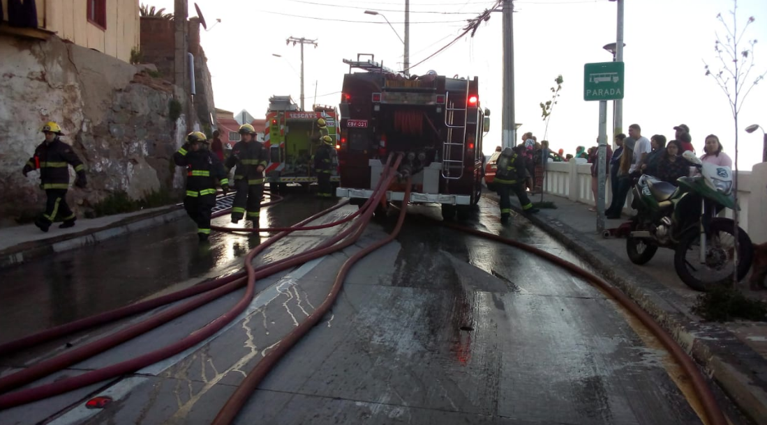Valparaíso: Incendio en Cerro Monjas dejó ocho damnificados