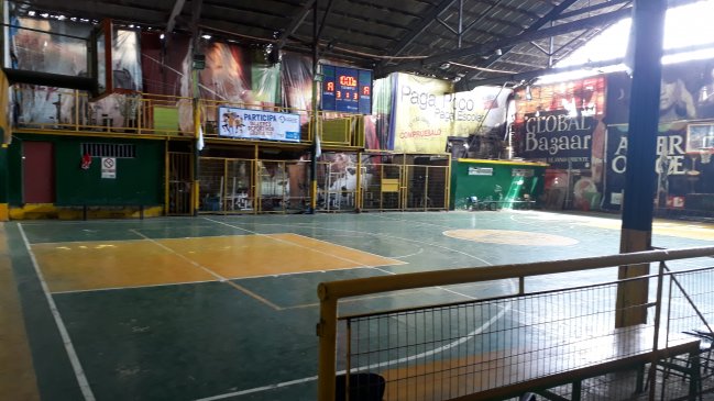 Niña sigue en riesgo vital tras caer tablero de baloncesto en Iquique