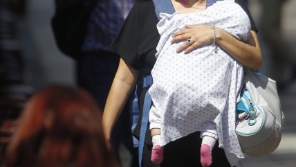 Los beneficios que garantiza el postnatal a ambos padres