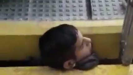 Joven quedó atrapado de modo angustioso e ilógico entre un tren y un andén