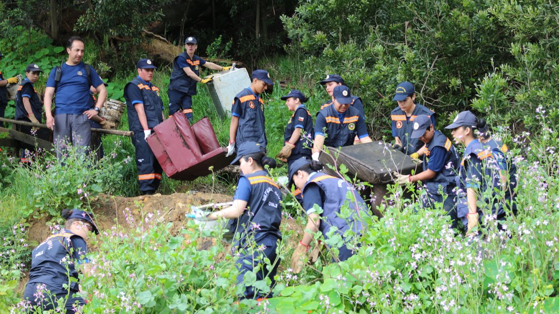 Concepción: Jóvenes voluntarios ayudan a limpiar casa de vecino con Mal de Diógenes