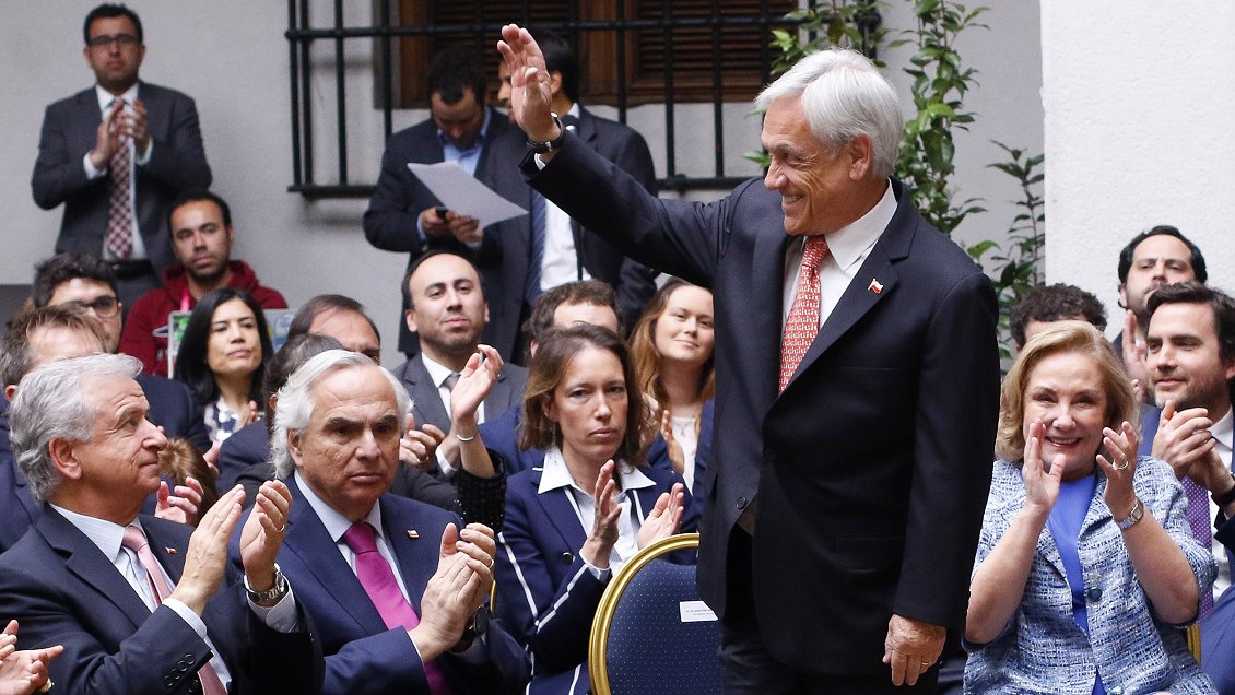 Carlos Peña: Piñera falsificó la historia al celebrar el triunfo del 