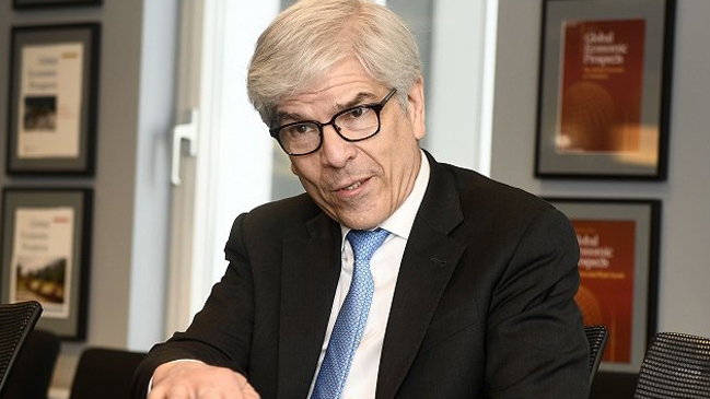Ex economista del Banco Mundial que aludió a manipulación de datos sobre Chile ganó el Nobel