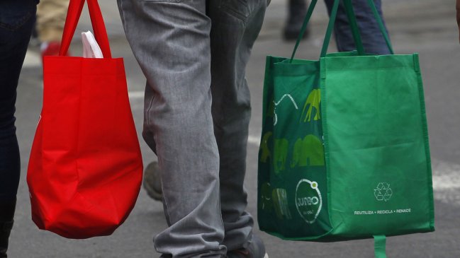 Pedirán que Sernac se pronuncie por cobro de bolsas reutilizables en el comercio
