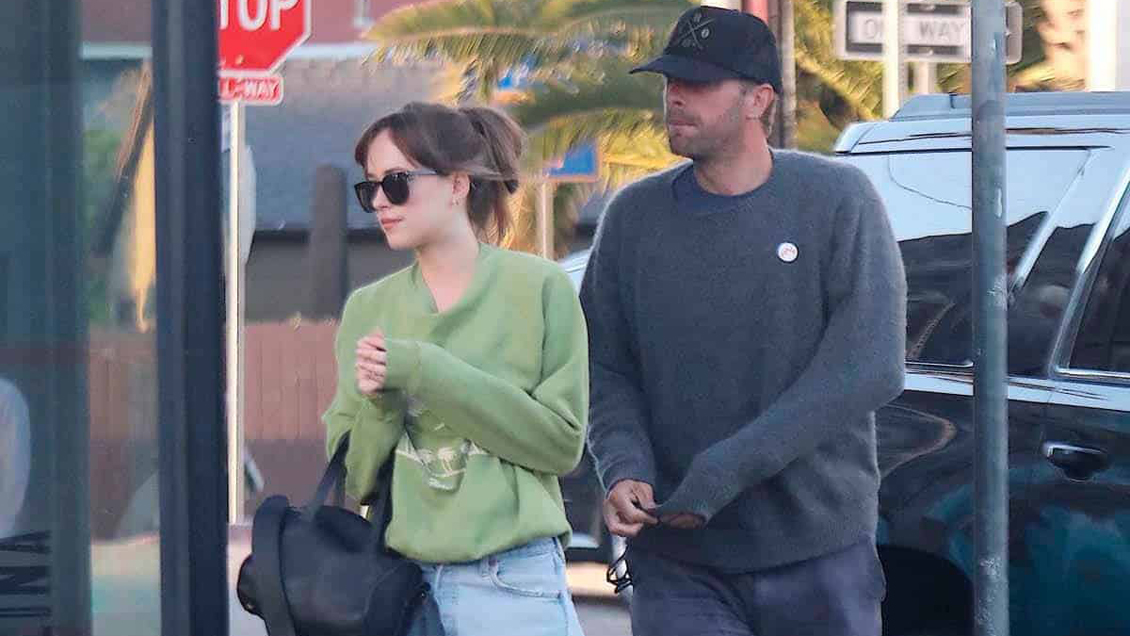 Aseguran que Dakota Johnson y Chris Martin esperan un hijo