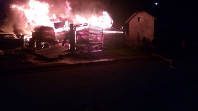 Frutillar: Incendio destruyó taller mecánico con cuatro automóviles en su interior