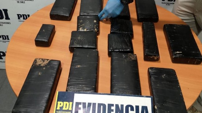 Sujetos fueron detenidos en Cuya transportando más de 13 kilos de cocaína