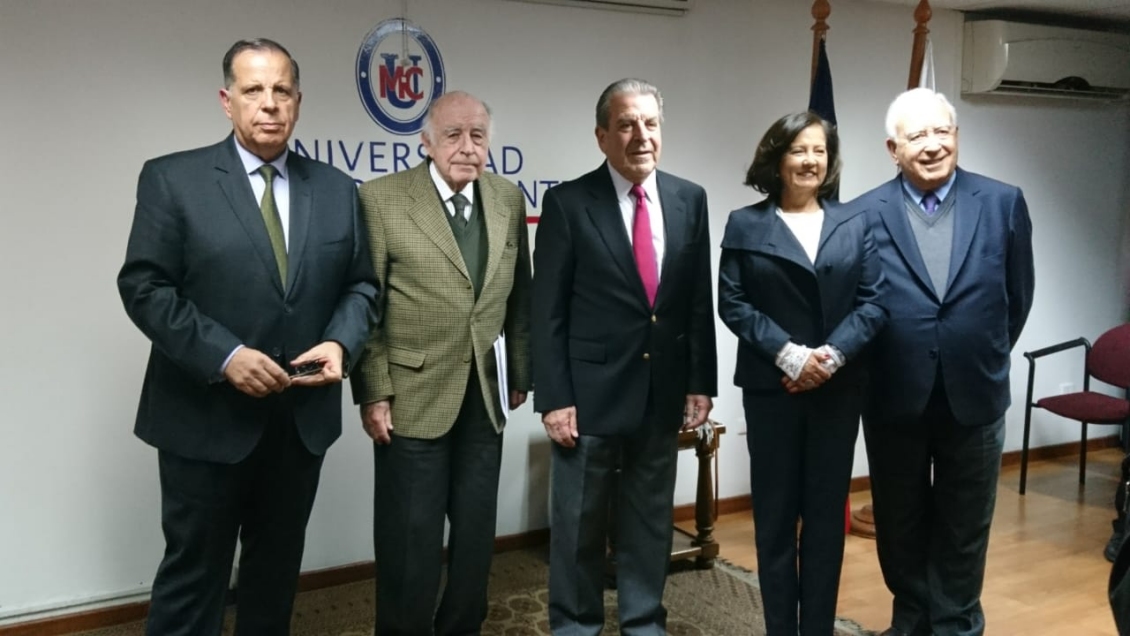 Ex ministro Carlos Figueroa recibió el premio 