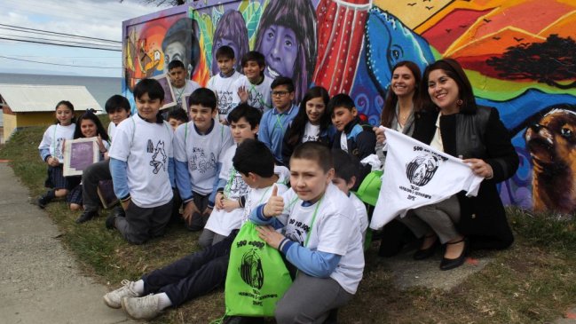 Escolares de Punta Arenas confeccionaron mural inspirado en el Estrecho de Magallanes
