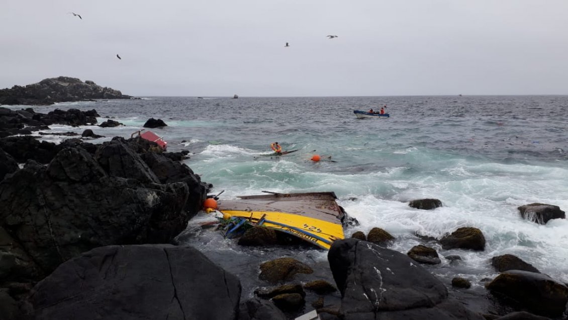 EmbarcaciÃ³n pesquera encallÃ³ frente al faro de Caldera