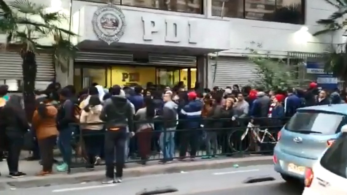 Piden investigar a grupos acusados de vender lugares en las filas de Extranjería