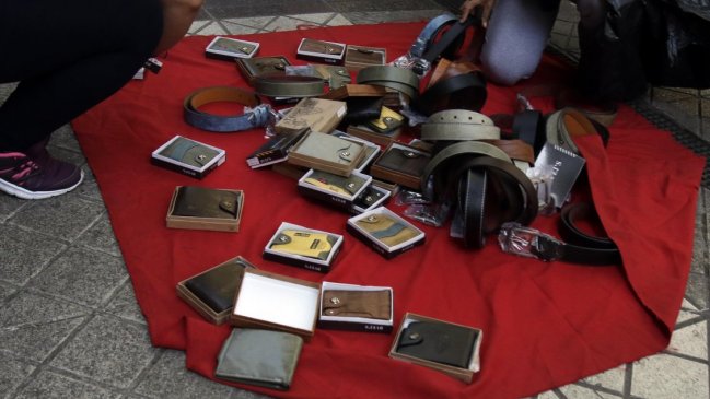 Ya se han cursado más de 200 multas a compradores del comercio ambulante en Santiago