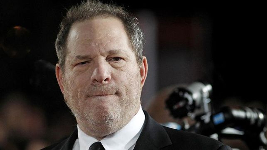 Juez desestimó uno de los seis cargos contra Harvey Weinstein