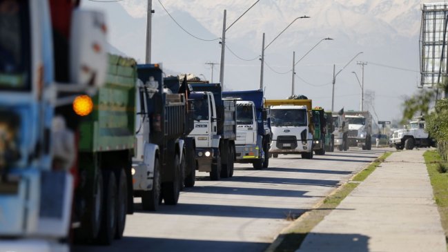 Camioneros en alerta por alzas de combustibles: “Si hay que paralizar en las bermas de Chile lo vamos a hacer”