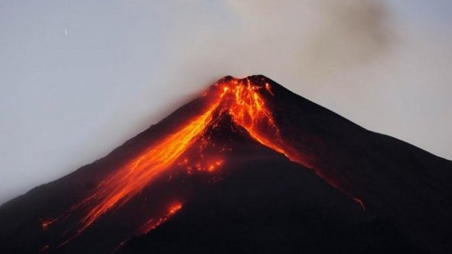 Evacuan a 62 personas por nueva erupción del Volcán de Fuego en Guatemala