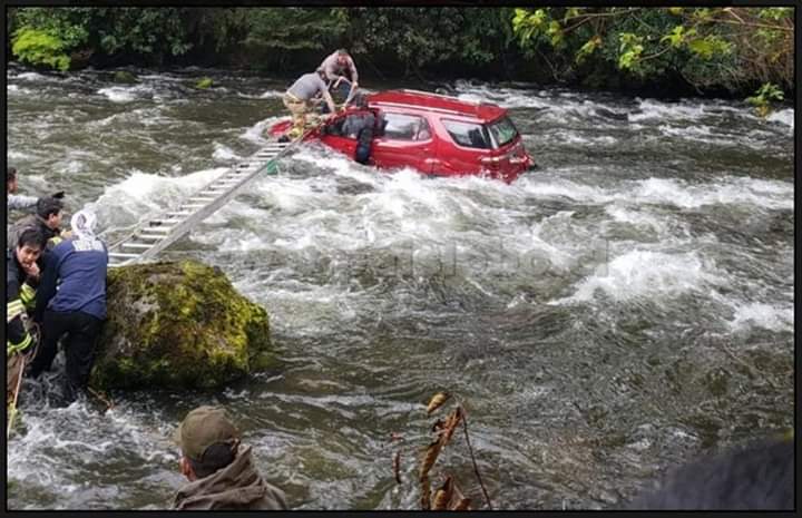 Los Lagos: Rescataron a cuatro personas que cayeron al Río Chanleufu