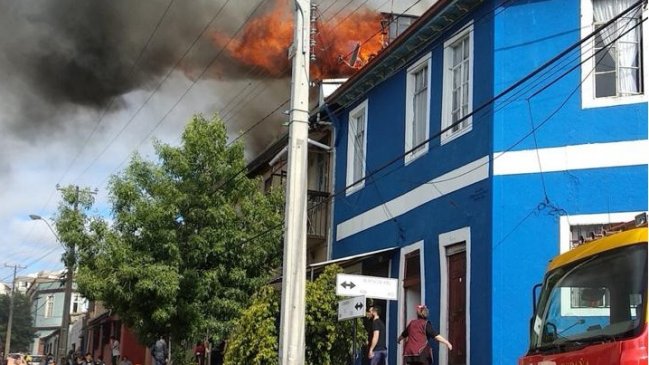 Incendio afecta a dos viviendas del cerro Barón de Valparaíso