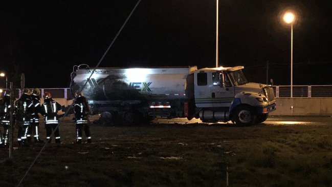 Camión cargado con combustible se incendió y provocó corte de tránsito cerca de Calbuco