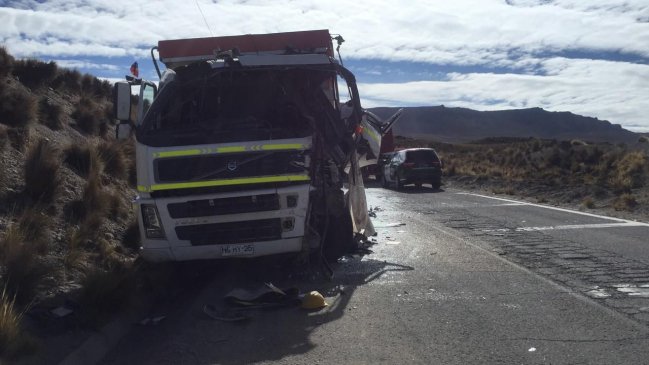 Un conductor herido dejó choque de dos camiones en Parinacota