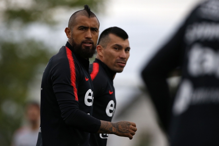 Arturo Vidal y Gary Medel publicaron un tuit idéntico